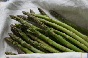 Grüner Spargel im Frühling