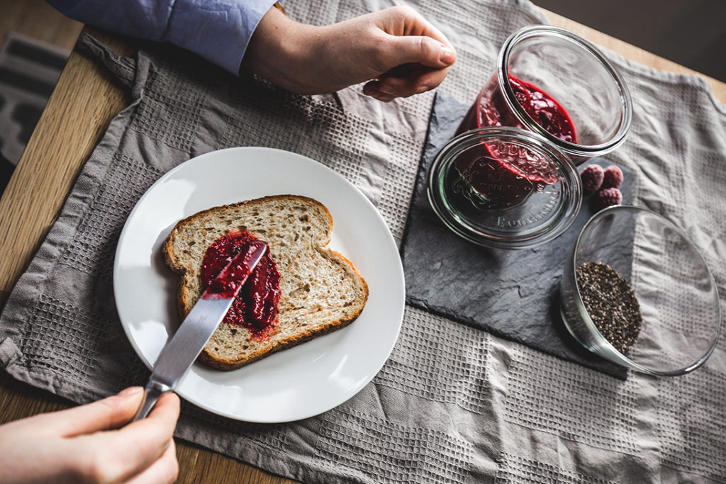 Chia-Fruchtaufstrich: Brot