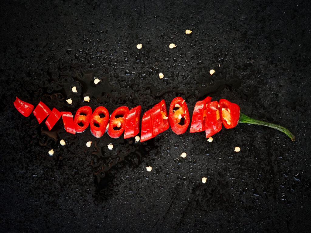 Scharf ist kein Geschmack: Aufgeschnittene rote Chilischote