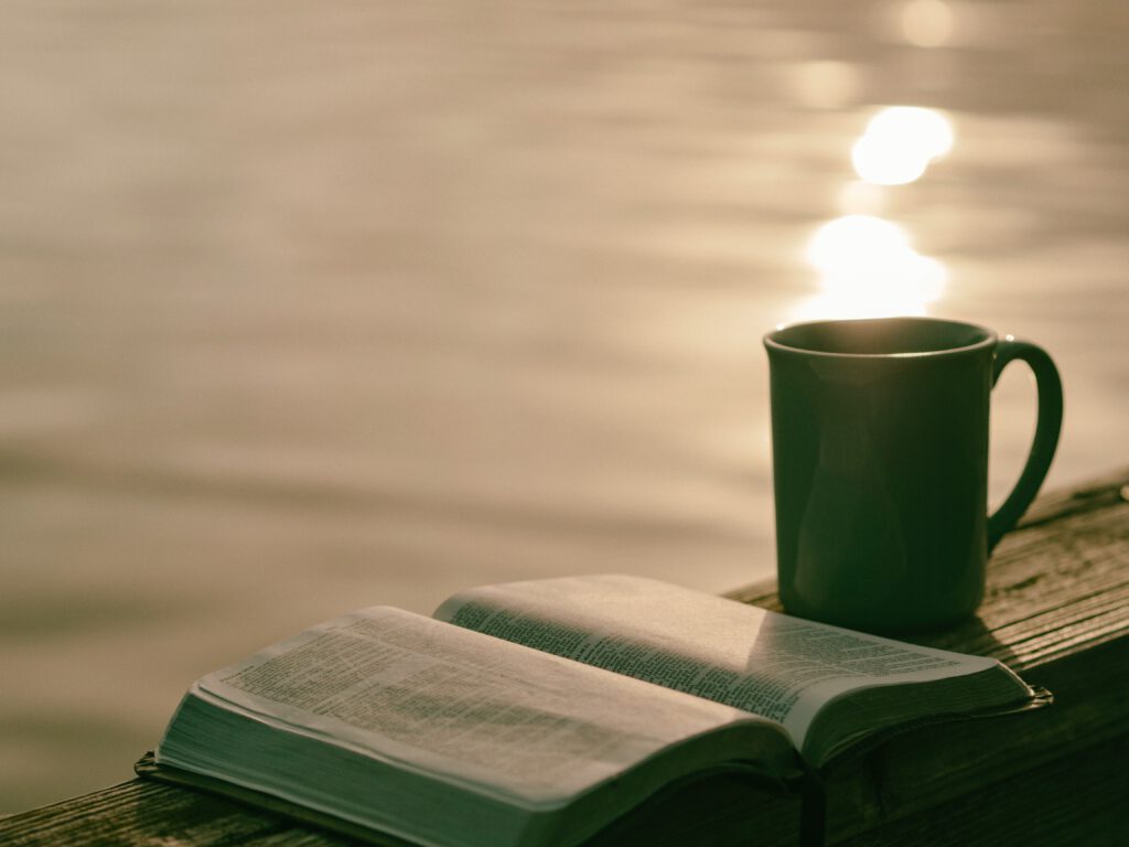 Achtsamkeit kann eine Pause mit einem guten Buch und einem leckeren Kaffee sein