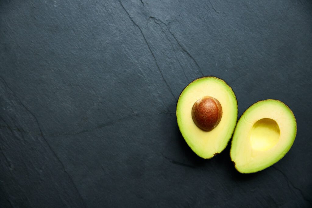 Aufgeschnittene Avocado, eine beliebte Zutat der mexikanischen Küche 