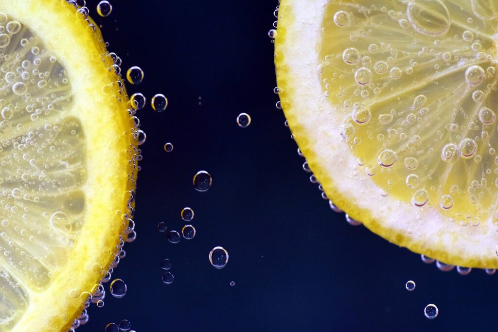 Saurer Geschmack: Zwei Zitronenscheiben in Wasser mit Kohlensäure