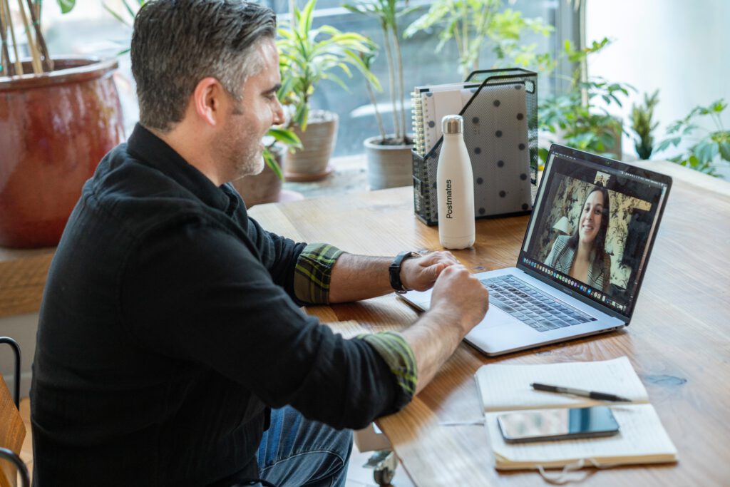 Mann im Homeoffice während eines Videocalls