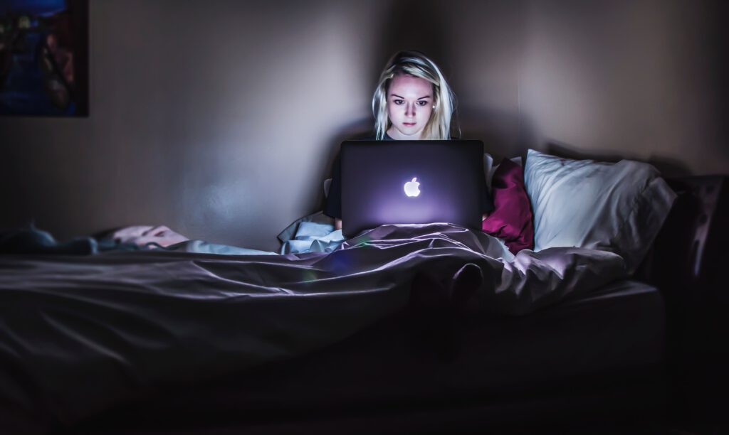 Das Blaulicht von Bildschirmen hat negative Einflüsse auf einen erholsamen Schlaf