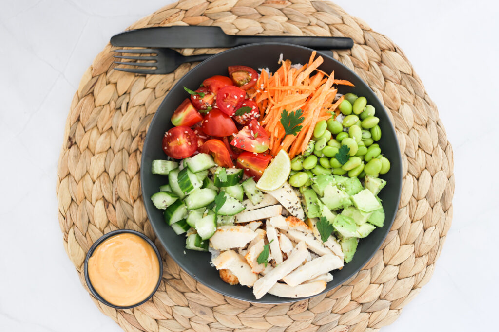 Ein Food-Pairing mit Avocado und Tomate: Die Japanese Chicken Bowl