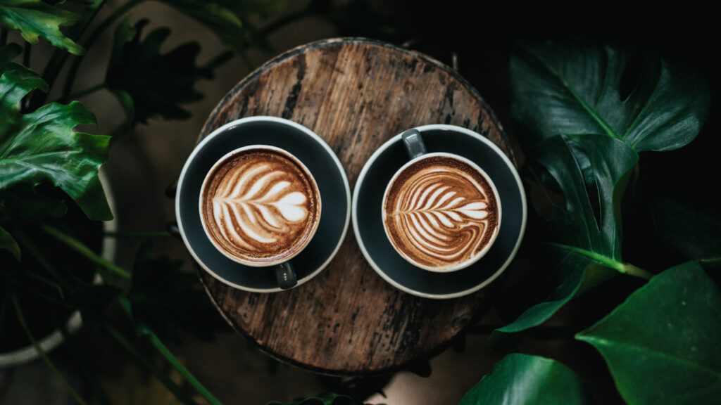 Zwei Kaffee mit schöner Latte Art