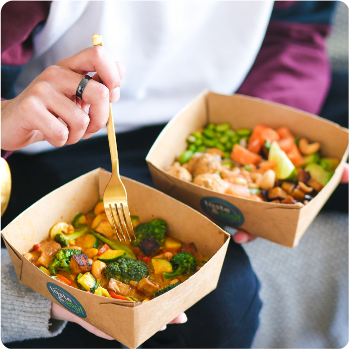 Yellow Thai Tofu Curry und Veggie Buddha Bowl in unseren recyclebaren Verpackungen