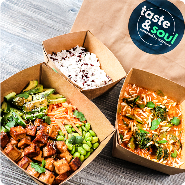 Vegan Teriyaki Bowl und das Butter Tofu Curry in unseren recyclebaren Verpackungen