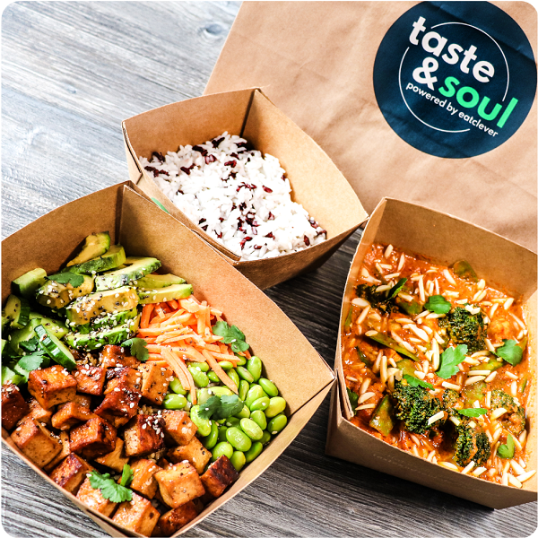 Bestell dir die Vegan Teriyaki Bowl oder das Butter Tofu Curry in unseren recyclebaren Verpackungen in Bochum